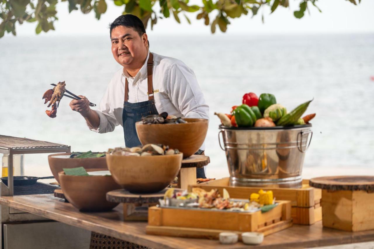 فندق ساوث بالمز ريزورت بانغلاو بنغلاو المظهر الخارجي الصورة Chef preparing food at the hotel